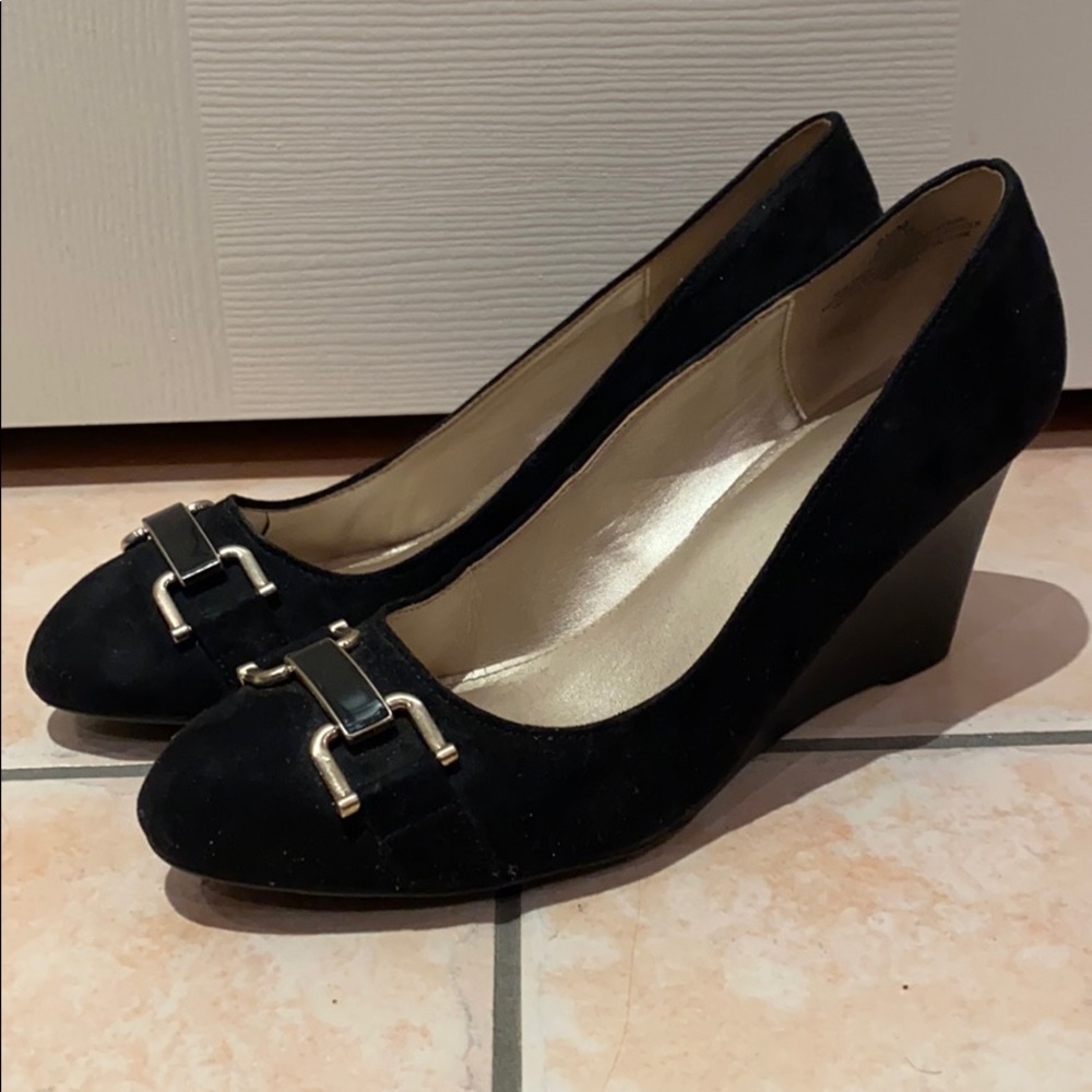 ✨Host Pick✨Bandolino Black Suede Wedge Heels